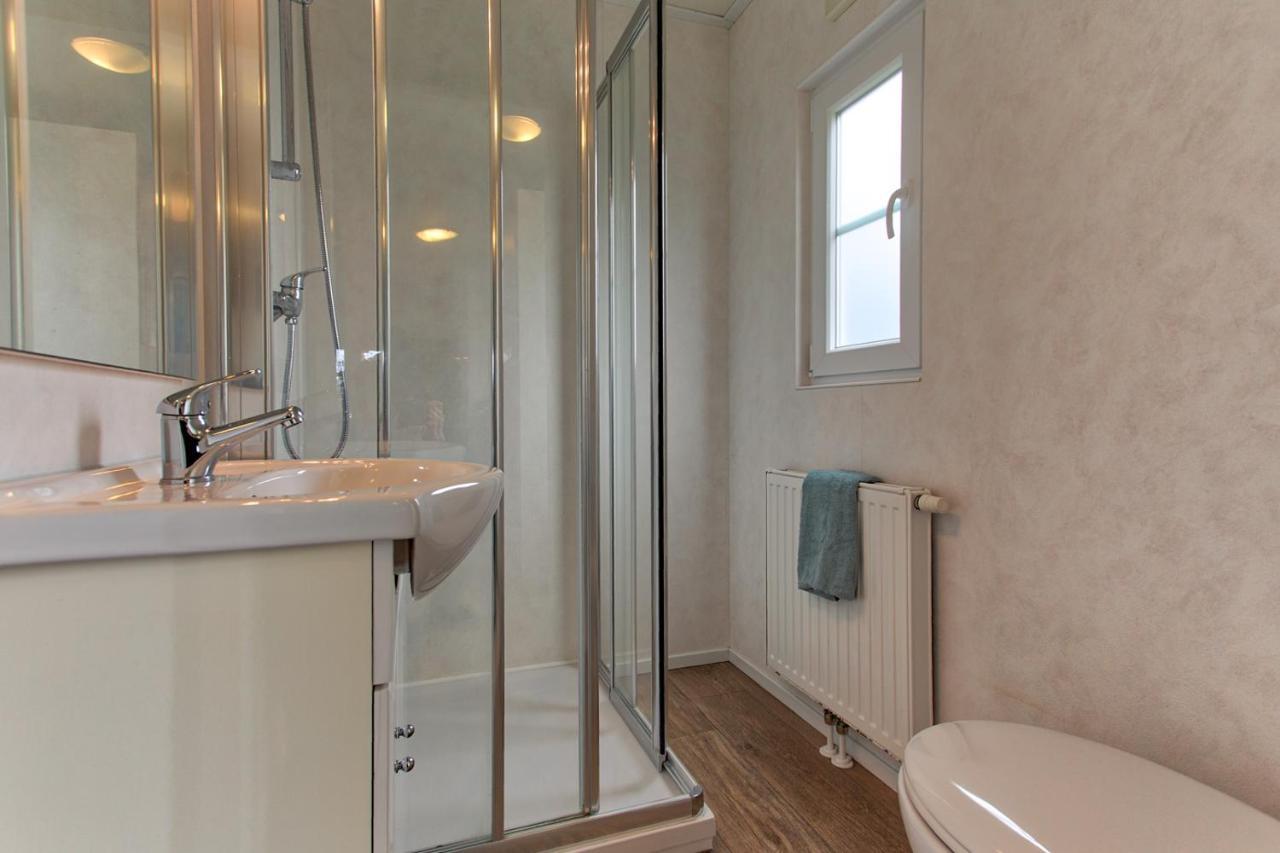 Recreatiepark Jachthaven De Veerstal Lathum - Luxe Chalet エクステリア 写真